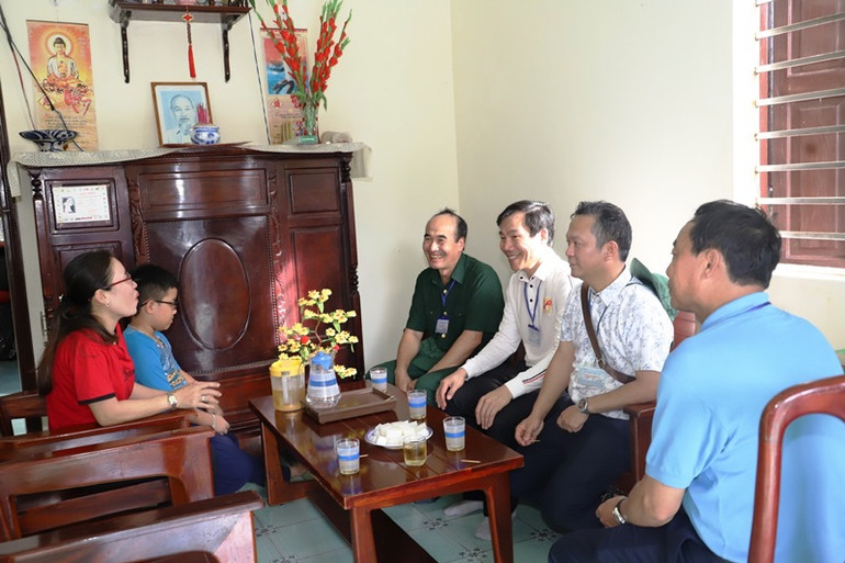 Đoàn công tác tới thăm hộ gia đình trên đảo Song Tử Tây.