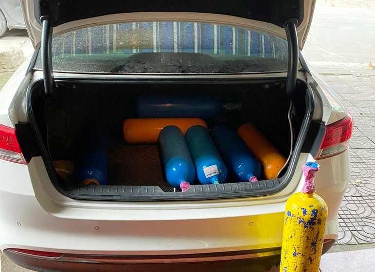 Kiểm tra trên xe của Trần Ngọc Tân phát hiện 9 bình khí cười N2O.( Ảnh:THANH TUẤN)