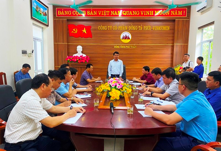Đồng chí Bí thư Tỉnh ủy họp nhanh với lãnh đạo Công ty cổ phần đồng Tả Phời tại Nhà máy tuyển đồng Tả Phời. (Ảnh: QUỐC HỒNG)