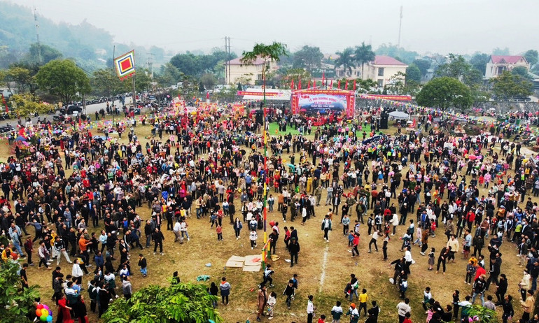 Hội xuống đồng đầu năm mới diễn ra trên bãi đất rộng của xã Quang Kim, thu hút rất đông người dân và du khách đến dự. (Ảnh: QUỐC HỒNG)