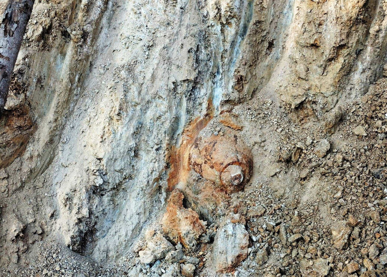 Quả bom chưa nổ vùi sâu trong vách ta-luy dương, cách mặt đất 4m. (Ảnh: TL)