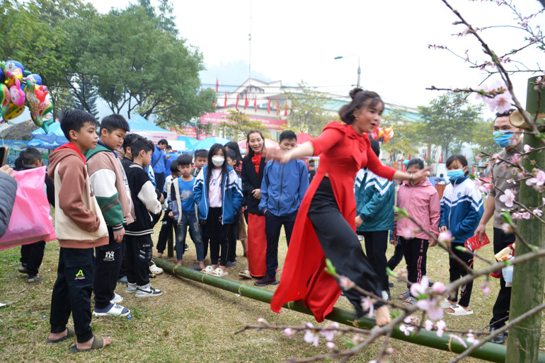 Đi cầu thăng bằng. (Ảnh: QUỐC HỒNG)