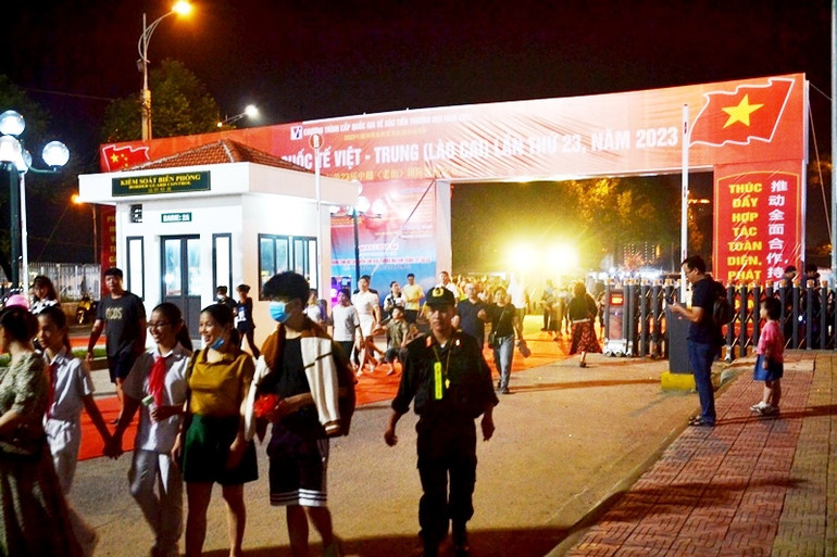 Người dân nô nức đến Hội chợ. (Ảnh: QUỐC HỒNG) Người dân nô nức đến Hội chợ. (Ảnh: QUỐC HỒNG)