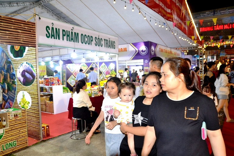 Gian hàng của tỉnh Sóc Trăng. (Ảnh: QUỐC HỒNG) Gian hàng của tỉnh Sóc Trăng. (Ảnh: QUỐC HỒNG)