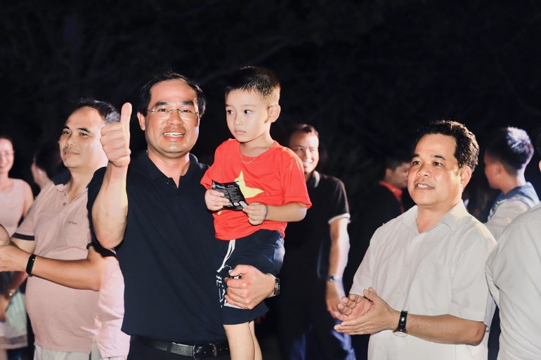 Chủ tịch Ủy ban nhân dân tỉnh Lào Cai với cháu bé trong đêm giao lưu văn nghệ ở Trường Sa.