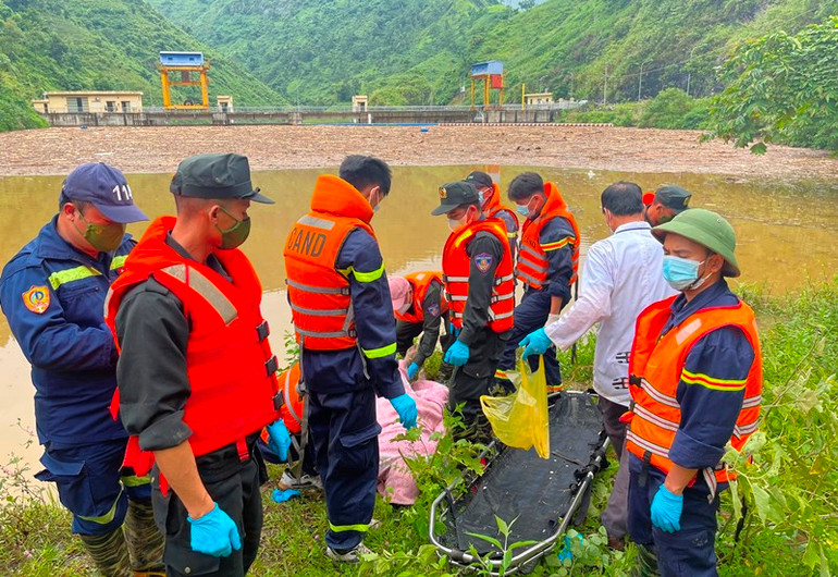 Đến sáng 15/9, lực lượng cứu hộ đã tìm thêm được thi thể 2 nạn nhân bị lũ cuốn mất tích trong đêm 12/9. (Ảnh: THANH TUẤN)