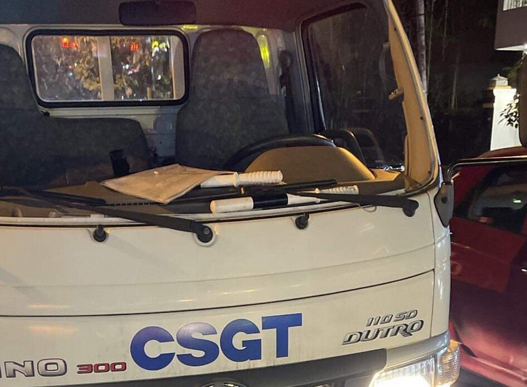 Kính chắn gió xe ô-tô công vụ bị Kiều Duy Quyền làm hư hỏng hoàn toàn. (Ảnh: QUỲNH TRANG) Kính chắn gió xe ô-tô công vụ bị Kiều Duy Quyền làm hư hỏng hoàn toàn. (Ảnh: QUỲNH TRANG)