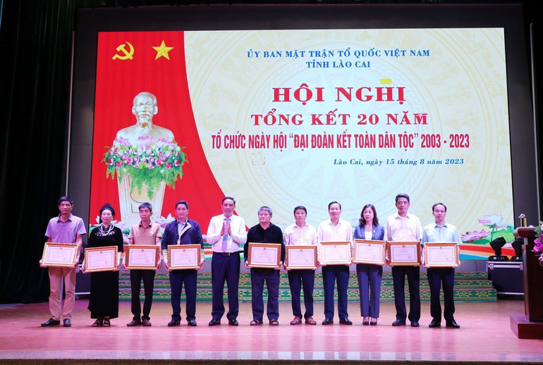 Biểu dương, khen thưởng các tập thể và cá nhân có thành tích xuất sắc tham gia Ngày hội Đại đoàn kết toàn dân tộc" ở Lào Cai. (Ảnh: TUẤN NGỌC)