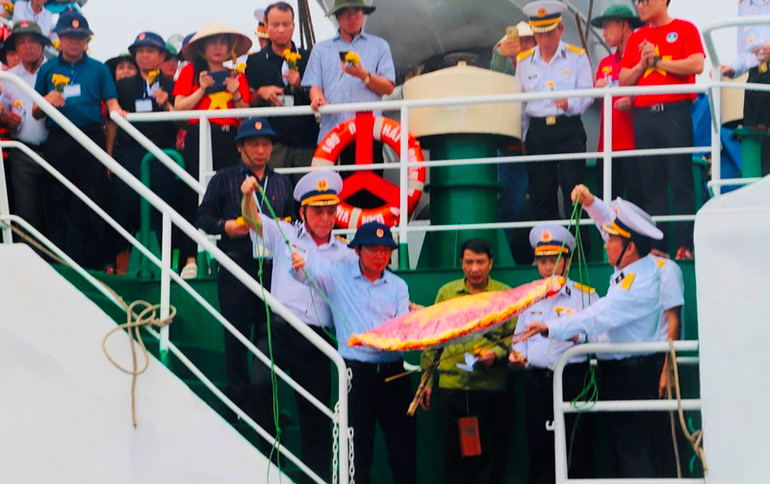 Lễ tưởng niệm 64 chiến sĩ hy sinh tại Gạc Ma, quần đảo Trường Sa.