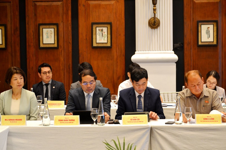 Lãnh đạo tỉnh Lào Cai tham dự phiên họp.