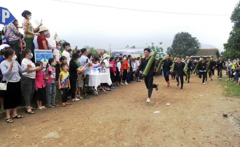 Nam dân tộc Tày ở Nghĩa Đô thi gánh nước bằng ống bương truyền thống. (Ảnh: T.L)