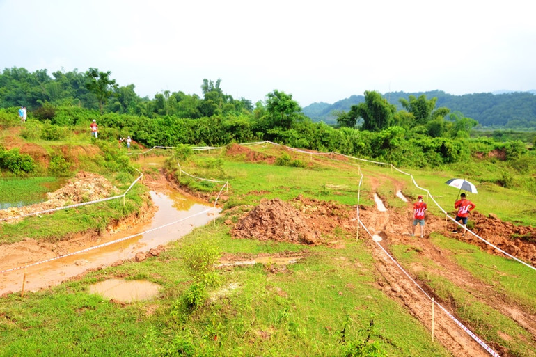 Đường đua hỗn hợp. (Ảnh: QUỐC HỒNG) Đường đua hỗn hợp. (Ảnh: QUỐC HỒNG)