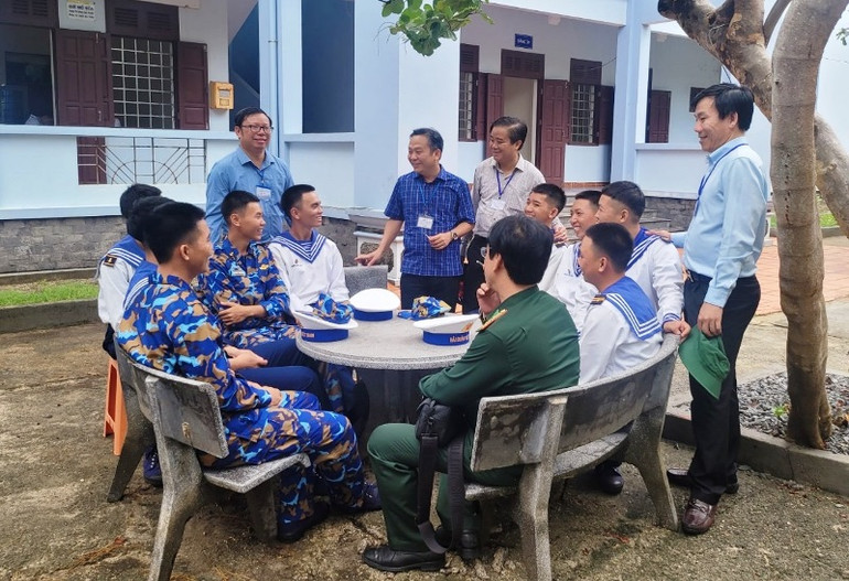 Trò chuyện với các chiến sĩ Hải quân ở quần đảo Trường Sa.