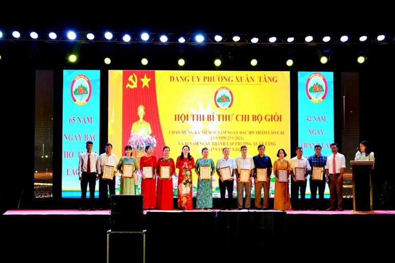 Trao giải Cuộc thi "Bí thư chi bộ giỏi" phường Xuân Tăng, năm 2023. (Ảnh: QUỐC HỒNG)