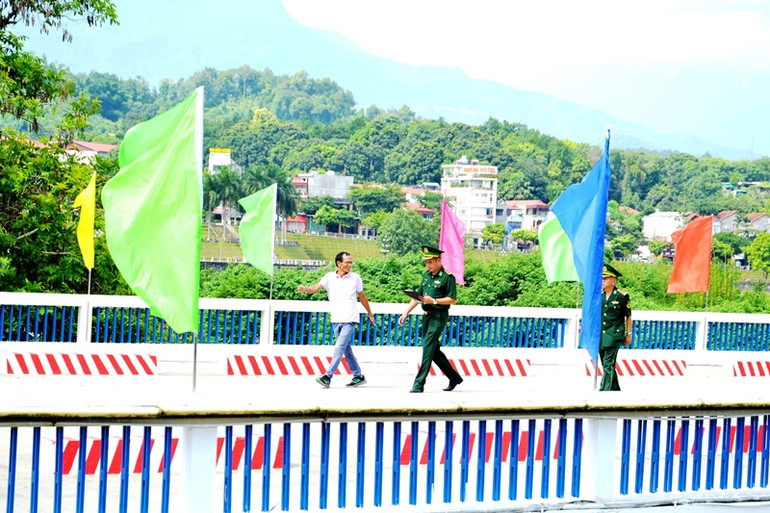 Lực lượng Biên phòng làm nhiệm vụ trên cầu Hồ Kiều. (Ảnh: QUỐC HỒNG)