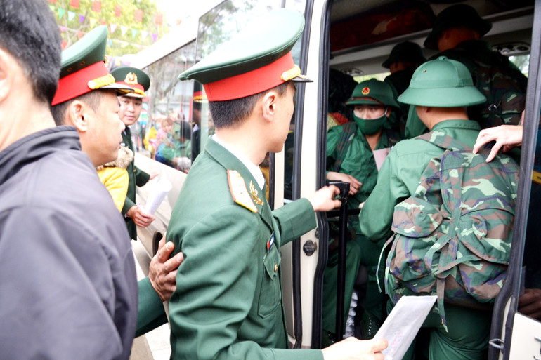 Tân binh lên xe về các đơn vị nhận quân, thuộc Quân khu 2.