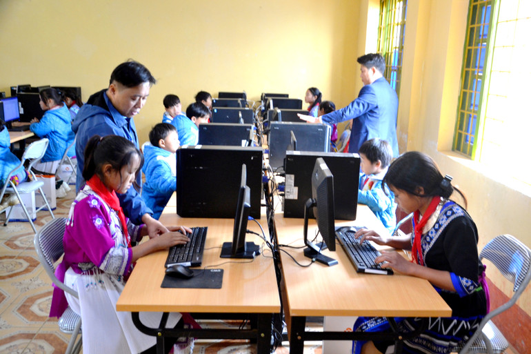 Giờ học môn Tin học ở Trường phổ thông dân tộc bán trú Trung học cơ sở Tả Thàng-Mường Khương. (Ảnh: QUỐC HỒNG)