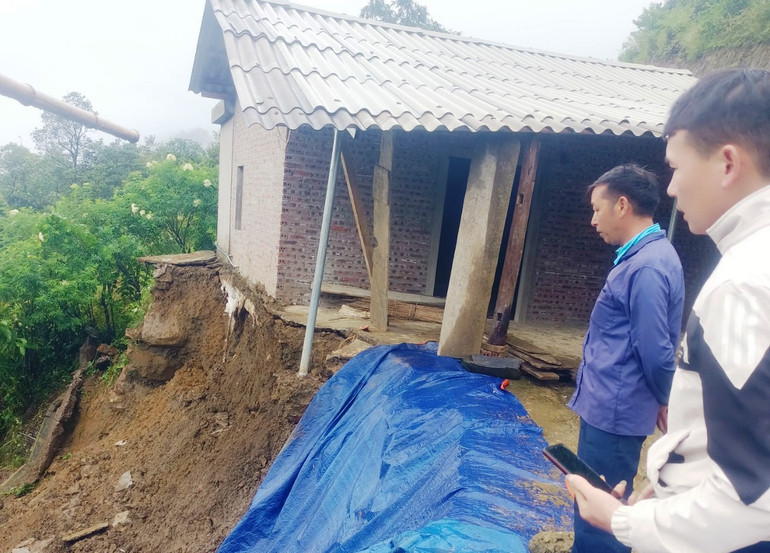 Nhà dân ở xã Ngũ Chỉ Sơn bị sụt lún, hư hỏng. (Ảnh: MẠNH HÙNG)