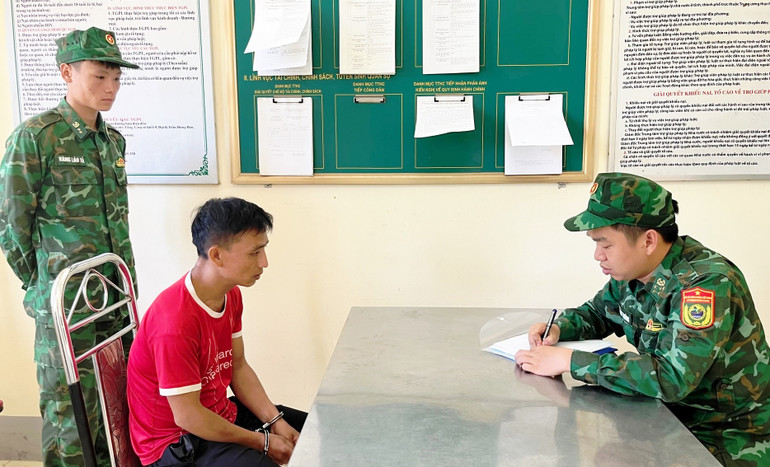 Đối tượng Thào A Dơ tại cơ quan điều tra Bộ đội Biên phòng Lào Cai. (Ảnh: TRUNG DŨNG)