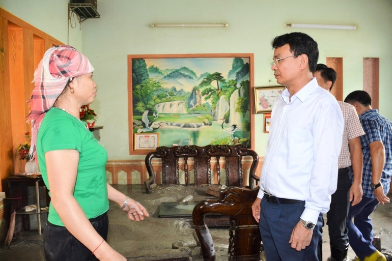 Bí thư Tỉnh ủy Lào Cai Đặng Xuân Phong kiểm tra hiện trường và thăm hỏi bà con sau sự cố. (Ảnh: TL) Bí thư Tỉnh ủy Lào Cai Đặng Xuân Phong kiểm tra hiện trường và thăm hỏi bà con sau sự cố. (Ảnh: TL)