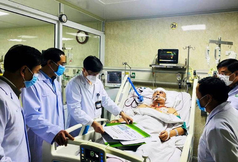 Thiếu tá Quách Văn Trường bị thương nặng, được điều trị tại Bệnh viện Hữu nghị Việt- Đức. (Ảnh: TL)