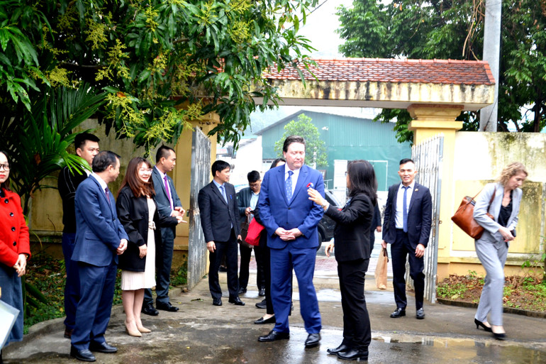 Đại sứ Hoa Kỳ và Đoàn công tác tới thăm "Nhà nhân ái" ở thành phố Lào Cai.