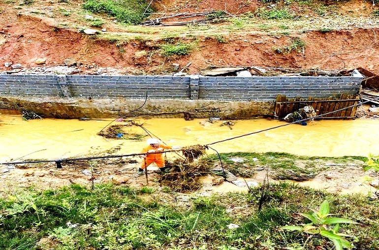 Công nhân Điện lực Sa Pa khôi phục đường dây truyền tải điện. (Ảnh: VŨ TUẤN)