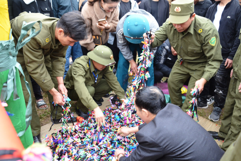 Chuẩn bị quả còn. (Ảnh: QUỐC HỒNG)