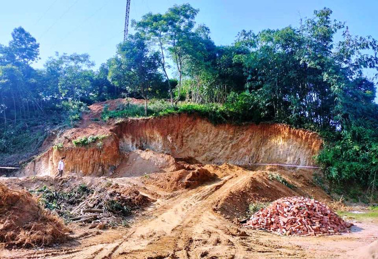 Khu vực phát hiện quả bom chưa nổ, tại Trường tiểu học số 1 Bảo Hà. (Ảnh: TL)