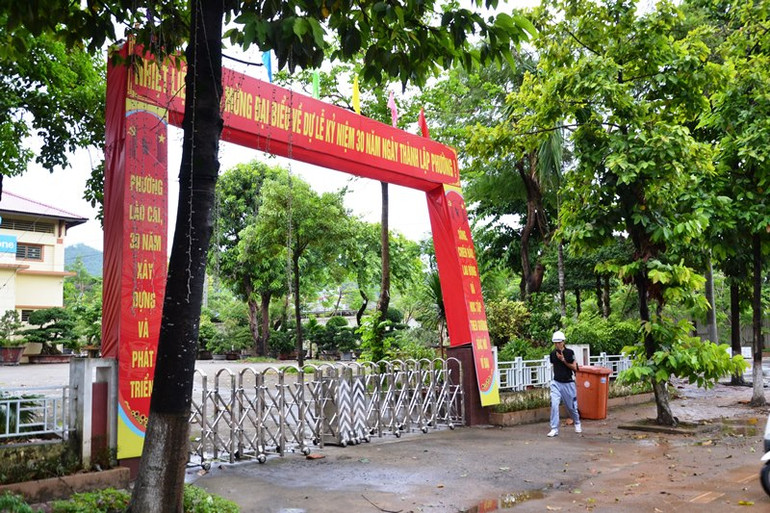 Giông lốc xô nghiêng cổng chào ở phường Lào Cai.