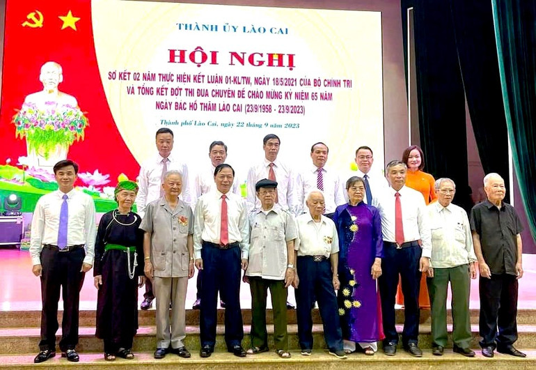 Lãnh đạo Thành ủy Lào Cai và các nhân chứng được gặp Bác Hồ hiện đang sinh sống trên địa bàn thành phố Lào Cai (Ảnh: QUỐC HỒNG)