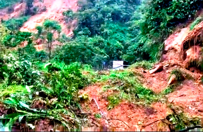 Sạt lở đất đá gây ách tắc giao thông trên tỉnh lộ 154, huyện Mường Khương. (Ảnh: TL)