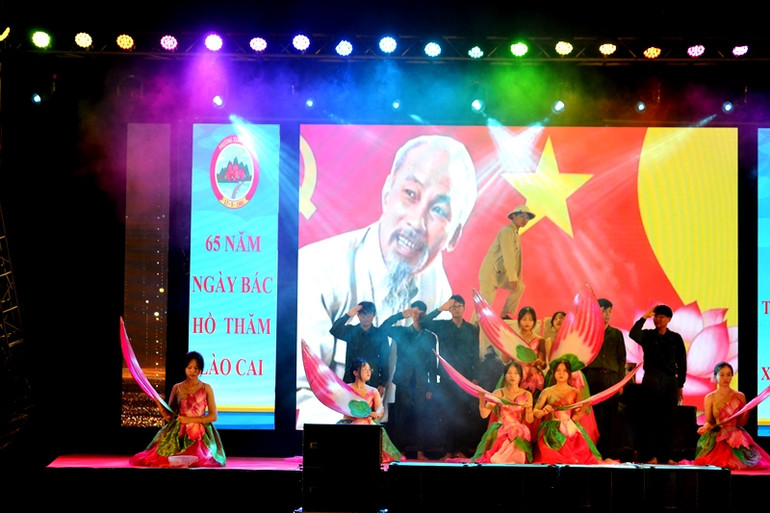 Đảng ủy phường Xuân Tăng, thành phố Lào Cai kỷ niệm 65 năm Ngày Bác Hồ đã đến bến phà Làng Giàng, thăm Lào Cai năm 1958. (Ảnh: QUỐC HỒNG)