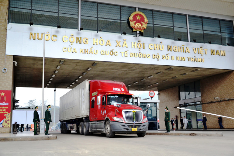 Thông quan hàng hóa xuất khẩu ở Cửa khẩu đường bộ Kim Thành-Lào Cai. (Ảnh: QUỐC HỒNG)