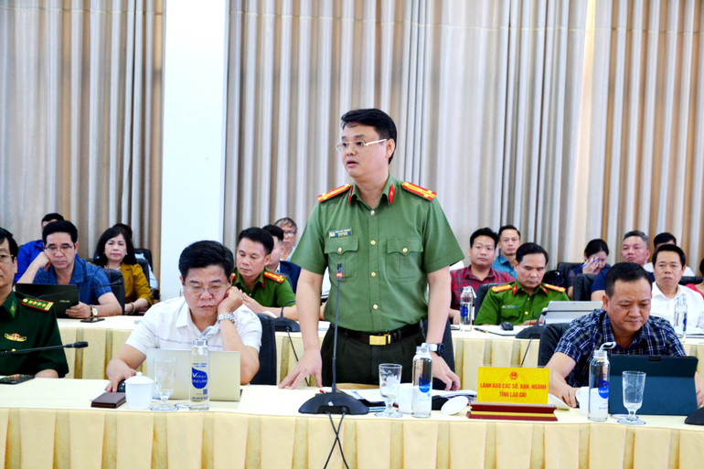 Lãnh đạo Công an tỉnh Lào Cai trả lời kiến nghị của các doanh nghiệp du lịch về quy định phòng cháy, chữa cháy. (Ảnh: QUỐC HỒNG)