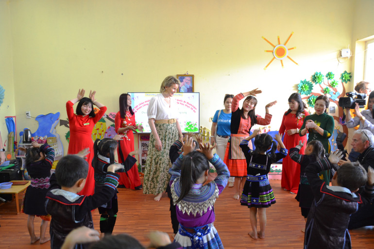 Hoàng hậu Mathilde vui văn nghệ với trẻ em Trường mầm non Hàm Rồng. (Ảnh: QUỐC HỒNG) Hoàng hậu Mathilde vui văn nghệ với trẻ em Trường mầm non Hàm Rồng. (Ảnh: QUỐC HỒNG)