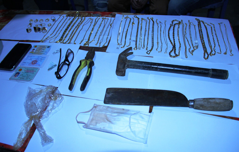 Tang vật và công cụ gây án do Công an huyện Bảo Thắng thu giữ. (Ảnh: THU HƯƠNG)