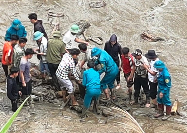 Đến 14 giờ 20 phút ngày 29/7, lực lượng cứu hộ đã tìm thấy thi thể nạn nhân bị lũ cuốn ở Nậm Xây-Văn Bàn. (Ảnh: HỮU THIỆN) Đến 14 giờ 20 phút ngày 29/7, lực lượng cứu hộ đã tìm thấy thi thể nạn nhân bị lũ cuốn ở Nậm Xây-Văn Bàn. (Ảnh: HỮU THIỆN)