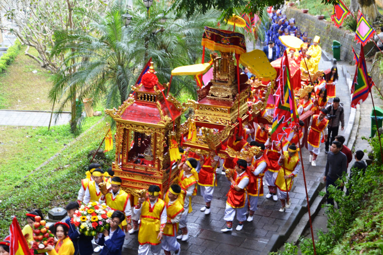 Rước kiệu Hưng Đạo Đại Vương Trần Quốc Tuấn lên đền Thượng. (Ảnh: QUỐC HỒNG)