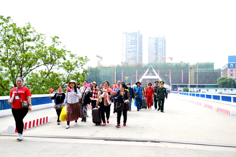 Đoàn du khách Trung Quốc qua cầu Hồ Kiều nhập cảnh vào Lào Cai-Việt Nam. (Ảnh: QUỐC HỒNG)