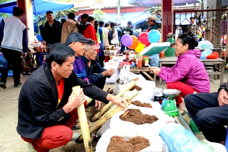 Hàng bán thuốc lào.