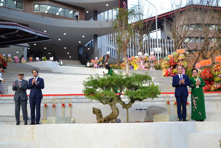 Lãnh đạo tỉnh Lào Cai tại Lễ khánh thành Trường quốc tế Canada - Lào Cai. (Ảnh: QUỐC HỒNG)