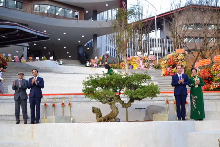 Lãnh đạo tỉnh Lào Cai tại Lễ khánh thành Trường quốc tế Canada - Lào Cai. (Ảnh: QUỐC HỒNG)
