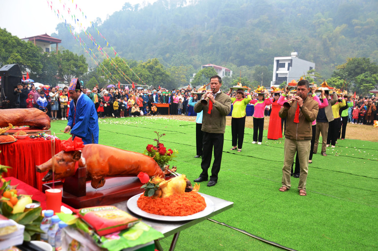 Rước lễ trong Hội xuống đồng đầu năm mới. (Ảnh: QUỐC HỒNG)