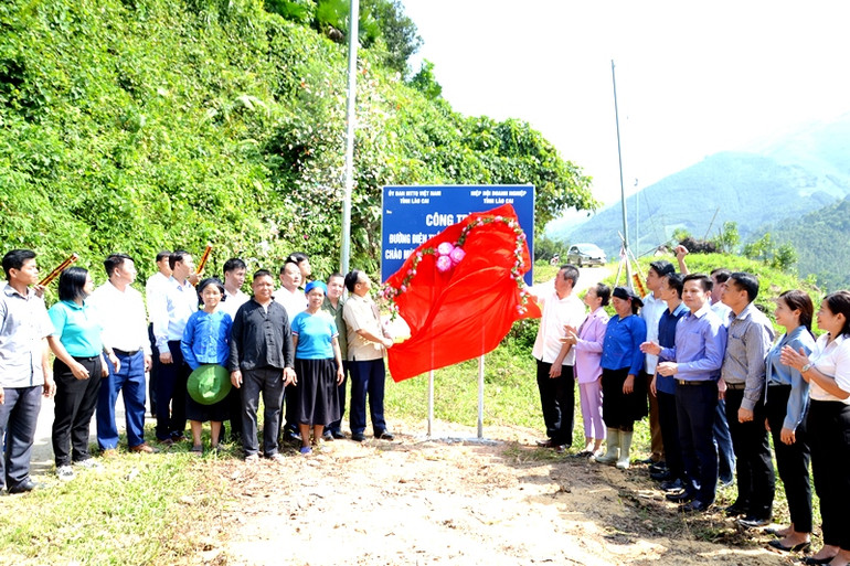 Khánh thành đưa vào sử dụng tuyến đường bê-tông thắp sáng bằng điện mặt trời ở thôn Nậm Lúc Hạ, xã Nậm Lúc. (Ảnh: QUỐC HỒNG)