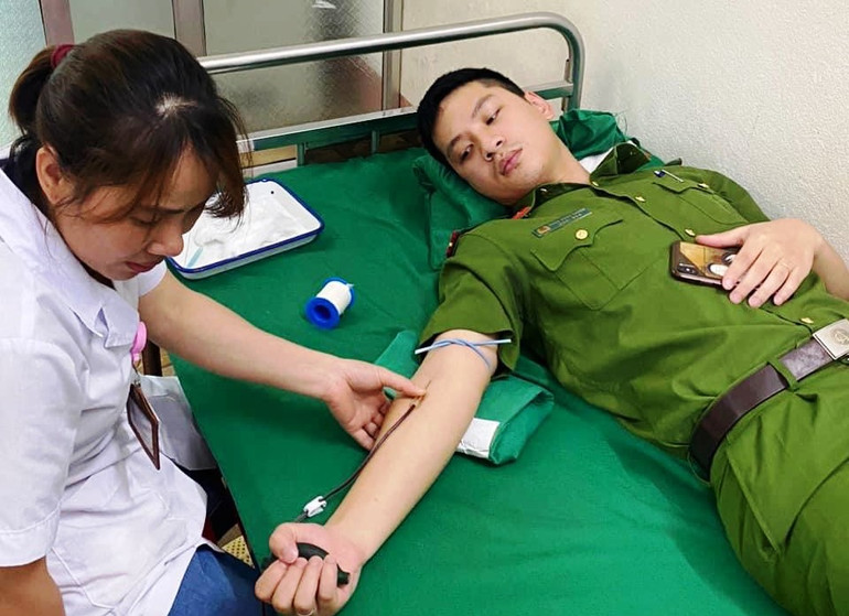 Trung úy Phạm Ngọc Thành, cán bộ công an xã Minh Tân (Lào Cai) hiến máu cứu chữa bệnh nhân trong cơn nguy kịch. (Ảnh: QUỲNH TRANG) Trung úy Phạm Ngọc Thành, cán bộ công an xã Minh Tân (Lào Cai) hiến máu cứu chữa bệnh nhân trong cơn nguy kịch. (Ảnh: QUỲNH TRANG)