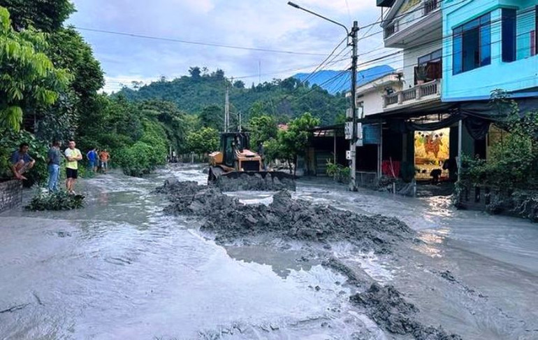 Bùn thải tràn ra vùi lấp đường giao thông và nhà ở của người dân địa phương. (Ảnh: TL)
