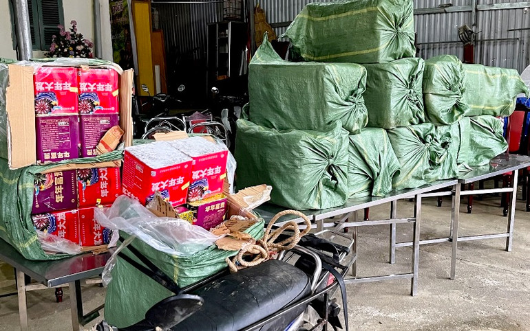Tăng vật bị thu giữ là 352kg pháo hoa nổ và 6 xe máy. (Ảnh: TRUNG DŨNG)