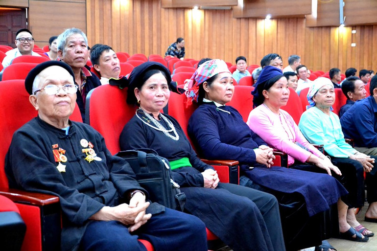 Đại biểu là người có uy tín tiêu biểu trong cộng đồng dân tộc thiểu số dự Hội nghị.