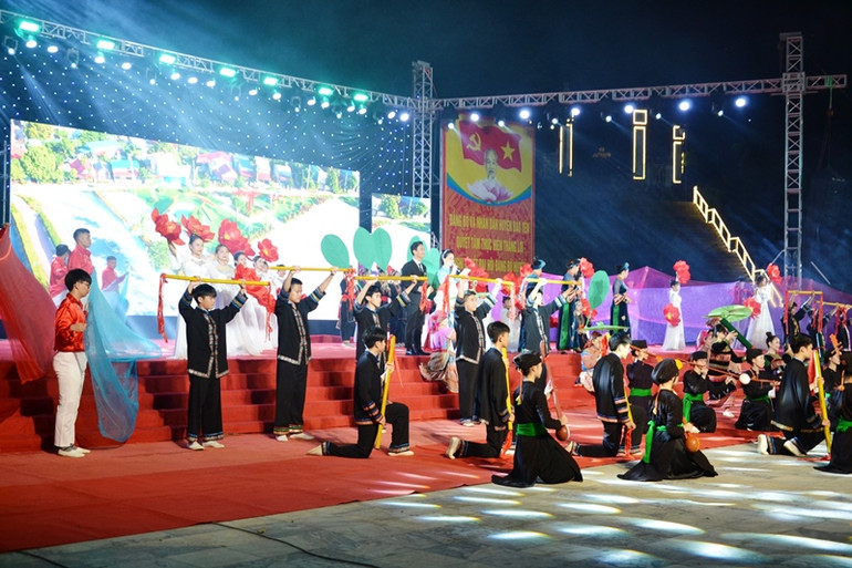 Chương trình nghệ thuật mang đậm bản sắc văn hóa dân tộc Tày ở vùng sông Chảy. (Ảnh: QUỐC HỒNG) Chương trình nghệ thuật mang đậm bản sắc văn hóa dân tộc Tày ở vùng sông Chảy. (Ảnh: QUỐC HỒNG)
